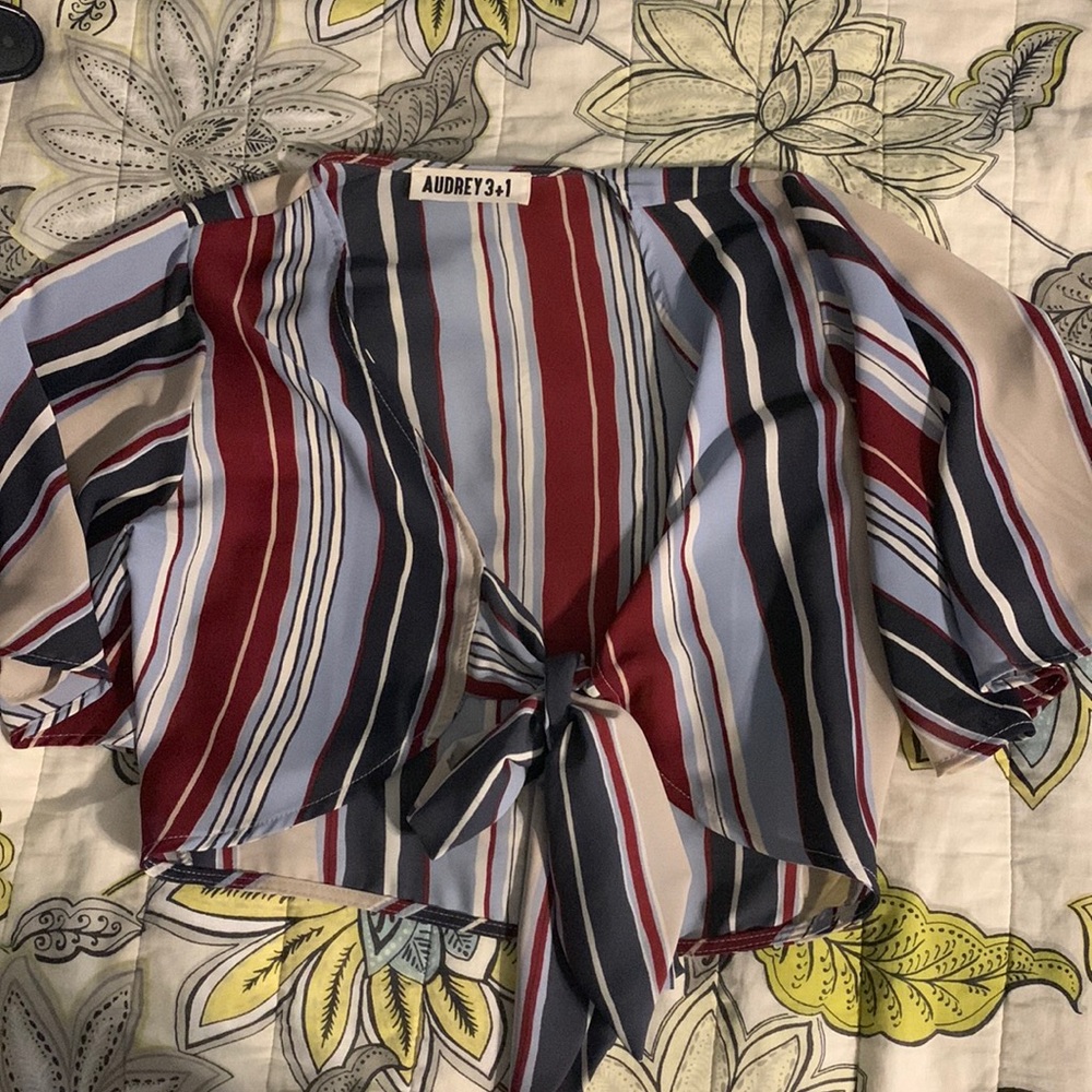 Crop tie front top
